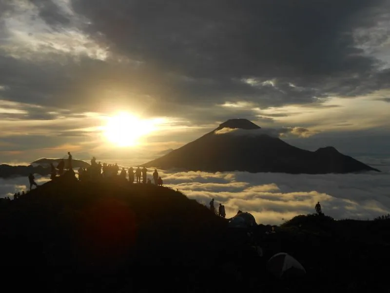 20 Tempat di Indonesia yang Layak Kamu Daki 61