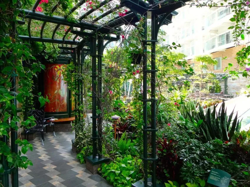 Kapan Lagi Bisa Bermain Komidi Putar Di Dalam Kapal! 10