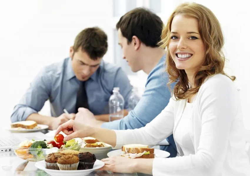 13 Kebiasaan yang Dilakukan Orang Sukses untuk Habiskan Jam Makan Siangnya 16