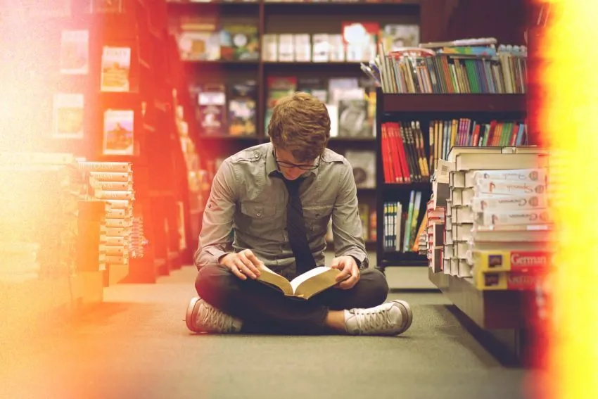 Mau Dapat Kekasih Ideal? Cari Dia yang Hobi Baca Buku 24