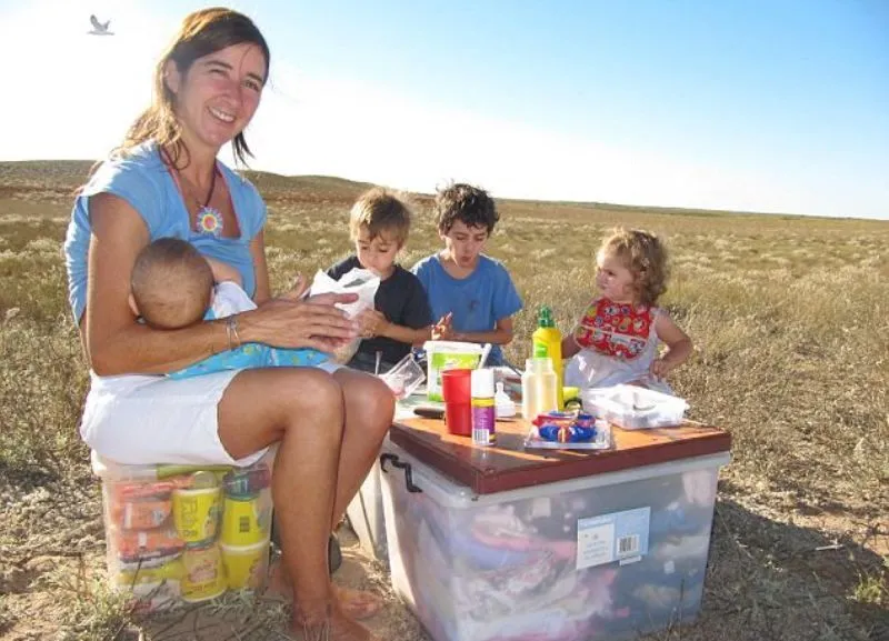 12 Tahun Traveling Sampai Punya 4 Anak! Berani Seperti Mereka? 13