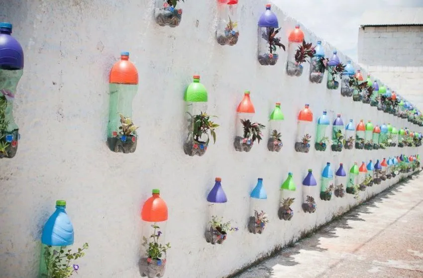 Jangan Buang Botol Plastikmu. Ubah Mereka Jadi Hiasan yang Berguna dan Seru! 37