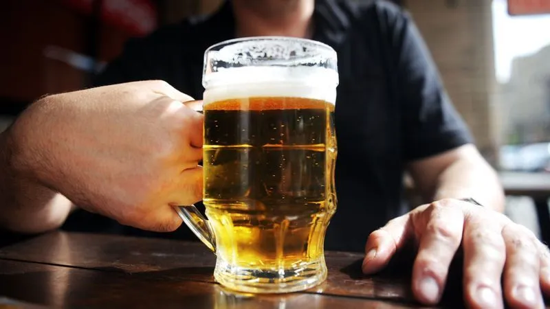 Buat Kamu yang Gemar Minum Bir, Derita Ini Pasti Sudah Kamu Akrabi