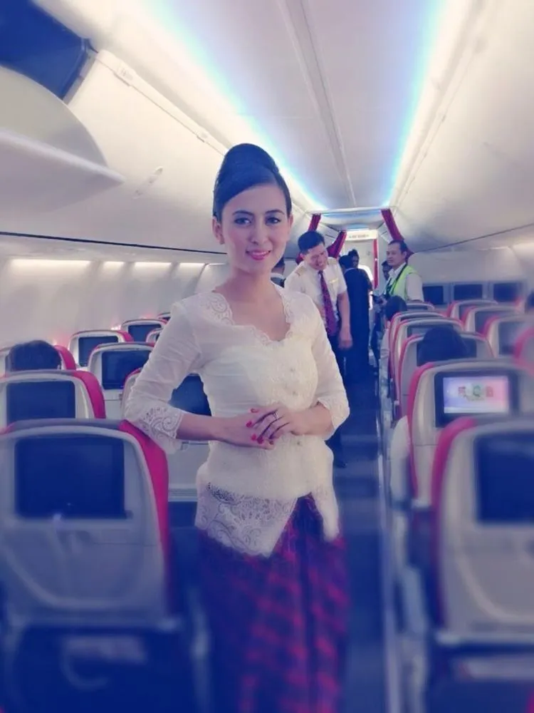 18 Pergumulan Batin Para Pramugari, Si Awak Kabin yang Cantik 30