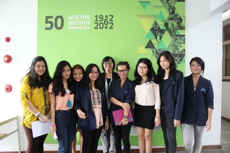 Buat Para Sarjana Sastra, Jangan Galau Memilih Jalan Karirmu Ya... 17