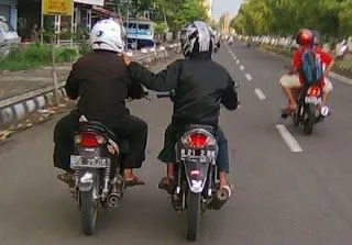 Peraturan Gak Tertulis Di Jalan Raya yang Penting Kamu Tahu 24