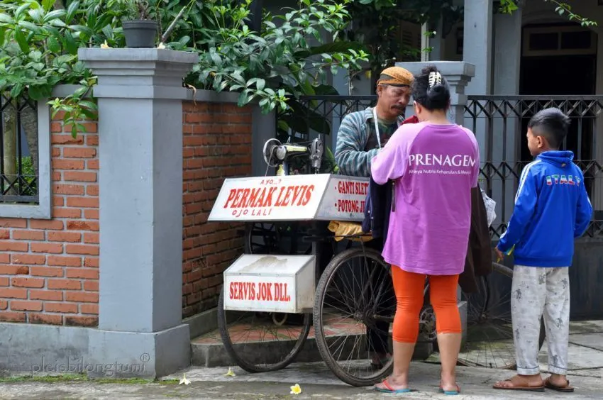 Profesi-Profesi Yang Nggak Akan Kamu Temui di Luar Negeri 14