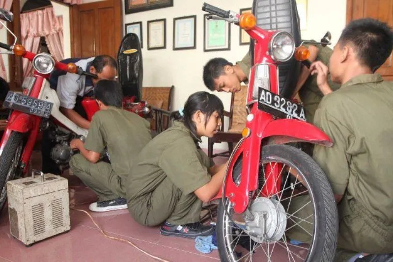 20 Pengalaman Unik dan Membanggakan yang Cuma Bisa Dicicipi Oleh Anak SMK 22