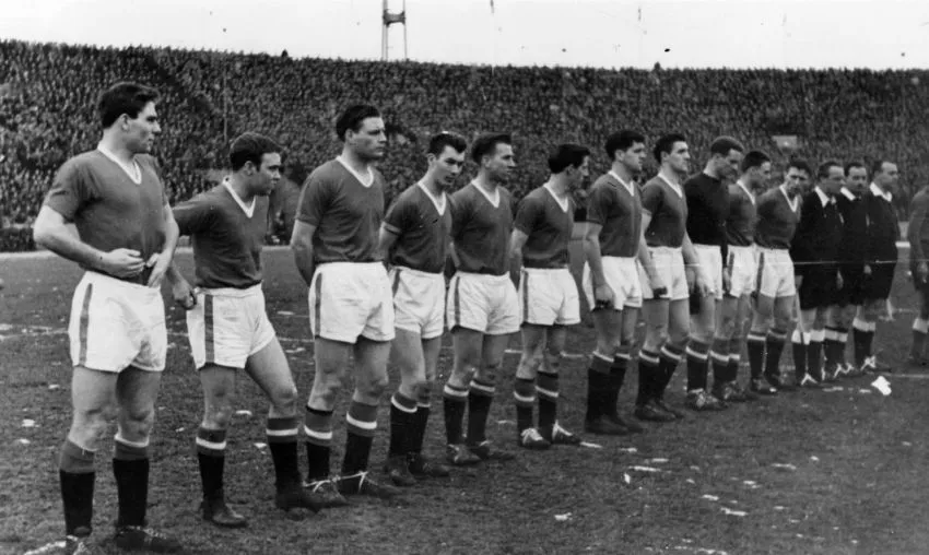 Gegap Gempita dan Getir Hidup Yang Hanya Dirasakan Fans Manchester United 49