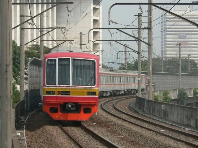 Cewek Ini Terekam Kesurupan di KRL, Teriak Histeris Minta Kopi Hitam Pahit! 3