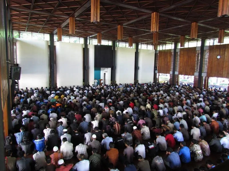 21 Pengalaman Ini Pasti Sudah Dilalui Oleh Cowok yang Rajin Shalat Jum'at 27