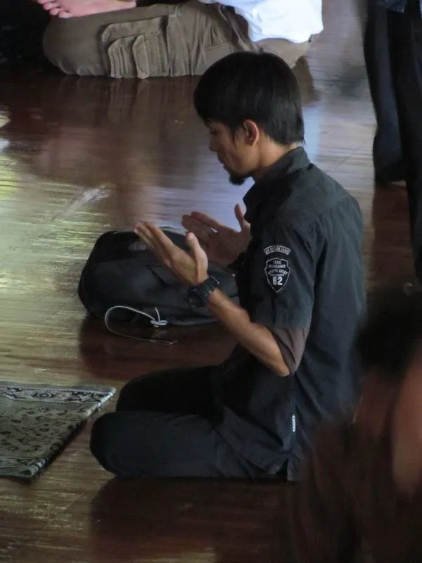 21 Pengalaman Ini Pasti Sudah Dilalui Oleh Cowok yang Rajin Shalat Jum'at 36