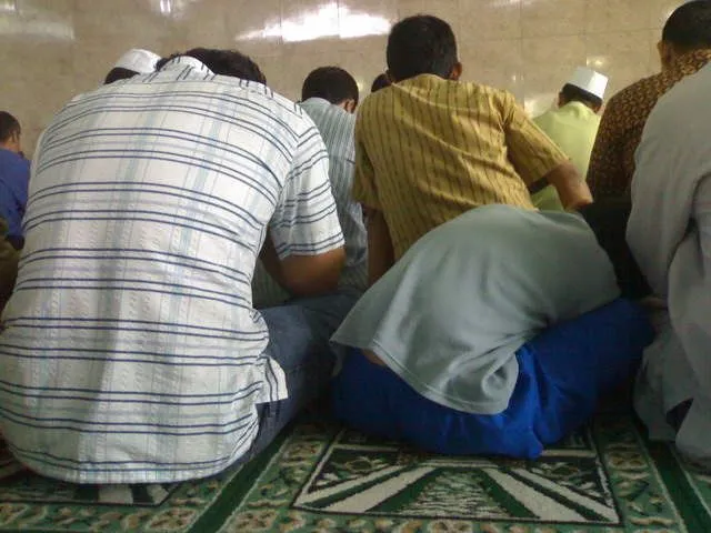 21 Pengalaman Ini Pasti Sudah Dilalui Oleh Cowok yang Rajin Shalat Jum'at 30