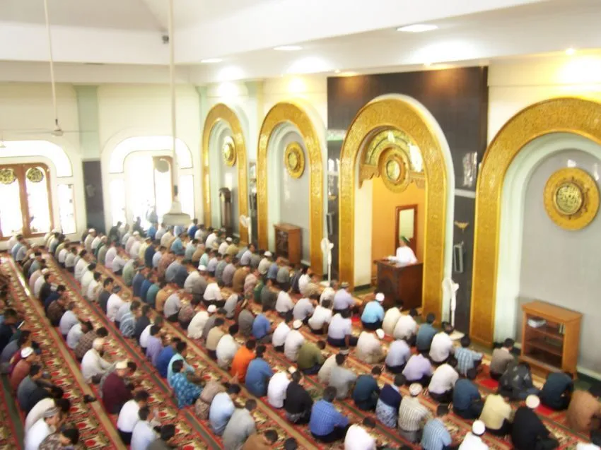 21 Pengalaman Ini Pasti Sudah Dilalui Oleh Cowok yang Rajin Shalat Jum'at 26