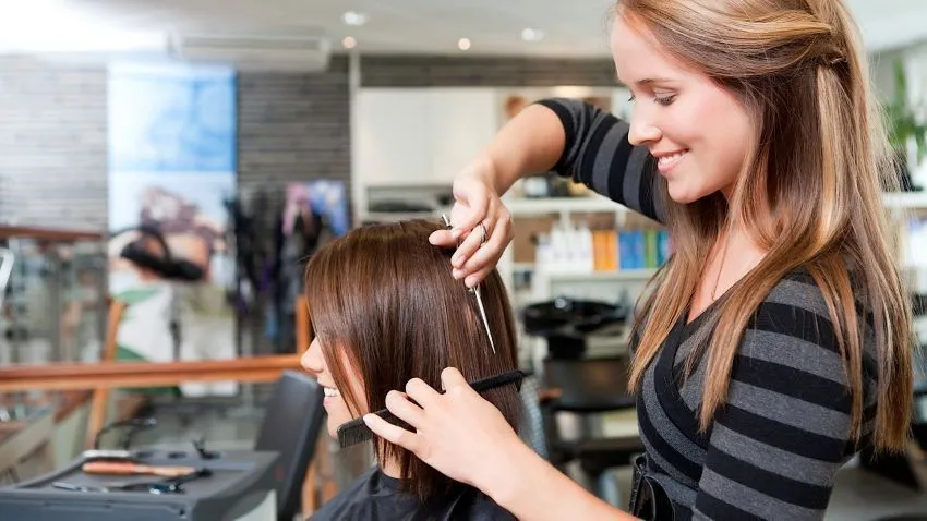 Saran-Saran Penata Rambut yang Nggak Boleh Kamu Percaya Begitu Saja 7