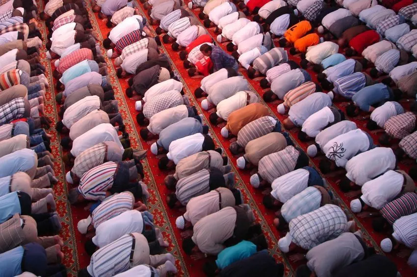 21 Pengalaman Ini Pasti Sudah Dilalui Oleh Cowok yang Rajin Shalat Jum'at 42