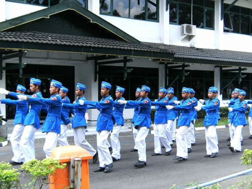 Suka-Duka yang Dirasakan Orang Indonesia Bertubuh Tinggi 35