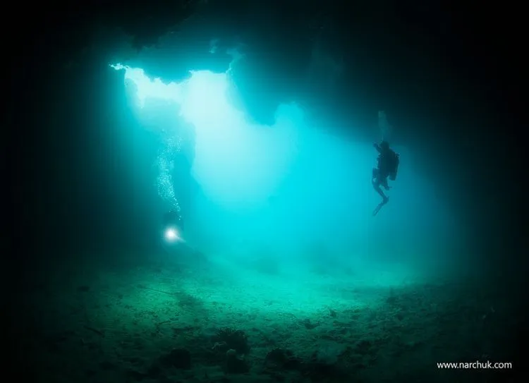 6 Destinasi Wisata Gua Paling Eksotis di Indonesia 12