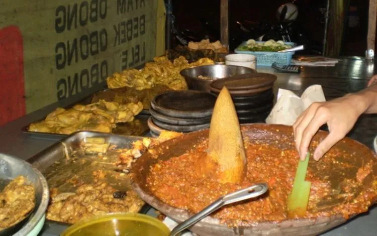 Daftar Kuliner Makanan Pedas di Kota Besar Indonesia. Nampol Banget! 13