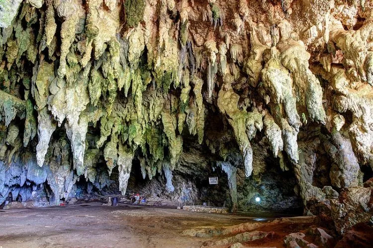 6 Destinasi Wisata Gua Paling Eksotis di Indonesia 8