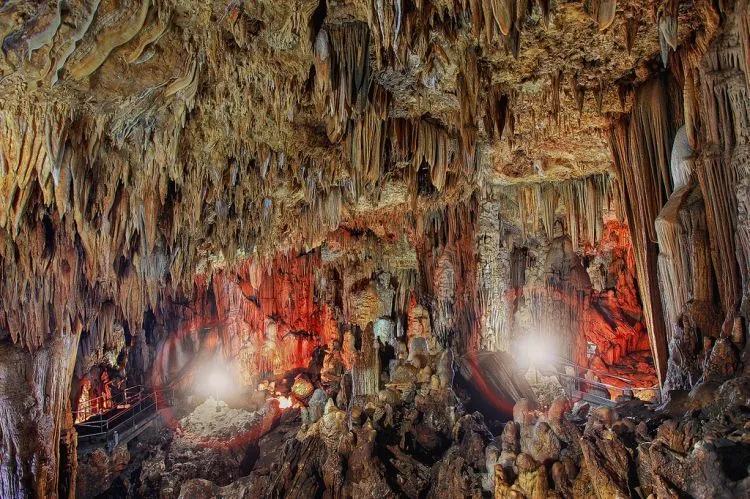 6 Destinasi Wisata Gua Paling Eksotis di Indonesia 7