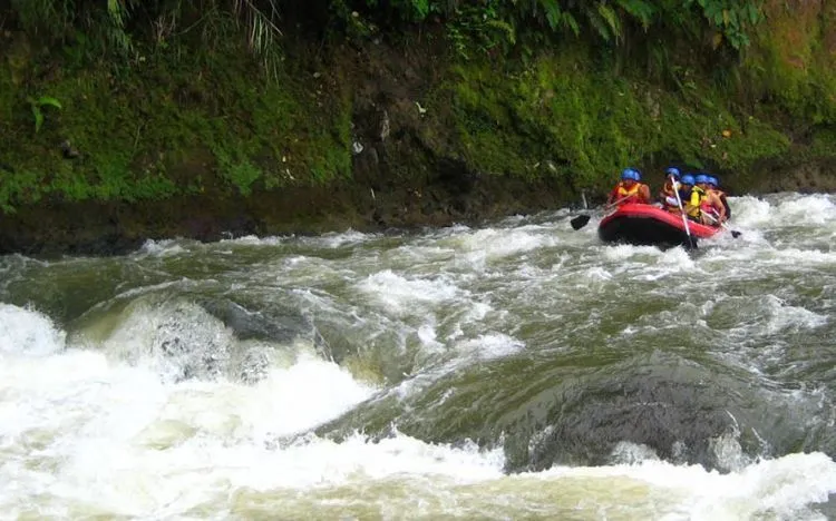 8 Lokasi Arung Jeram Paling Menantang di Indonesia 9