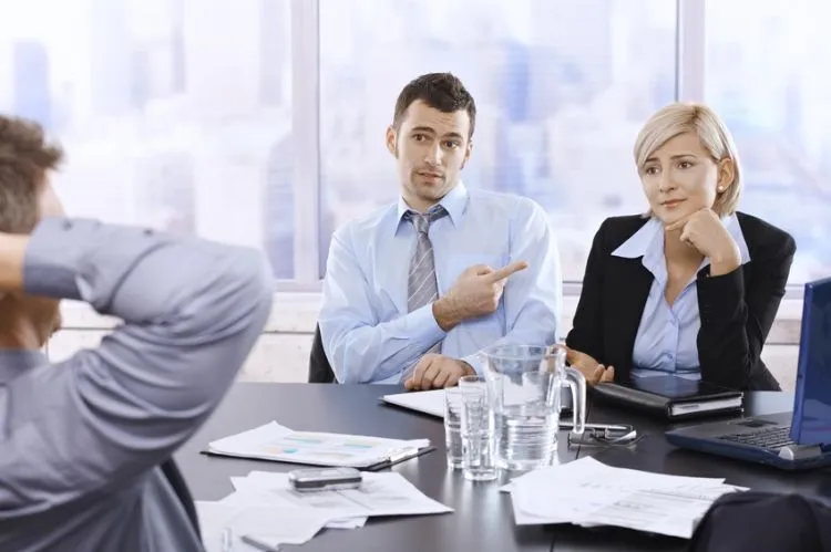 Kelakuan-Kelakuan Nyeleneh yang Bikin Kamu Dijauhi Teman Kantor 12