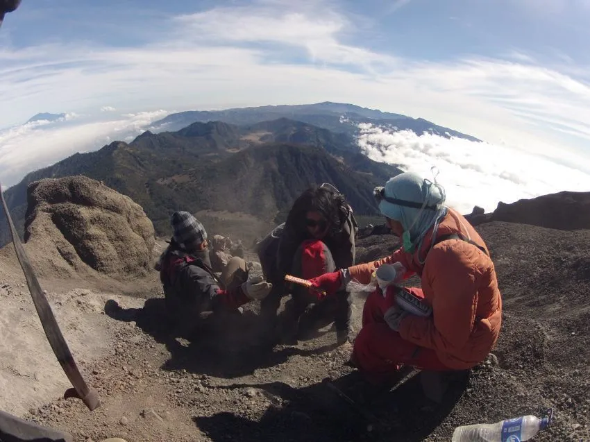 12 Hal yang Jangan Pernah Kamu Lakukan Saat Mendaki Puncak Mahameru 23