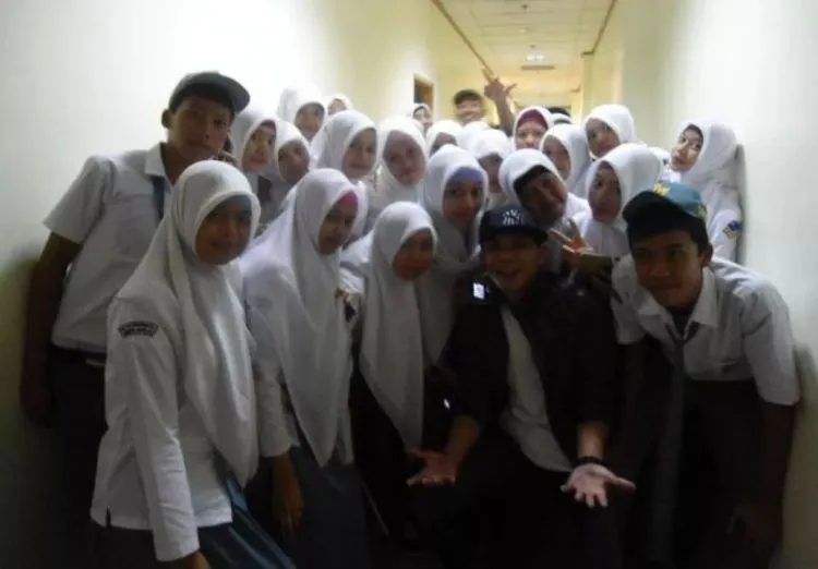 Begini Nih Kalau Pembaca Hipwee Diminta Pamer Foto Mereka Bareng Artis! 37