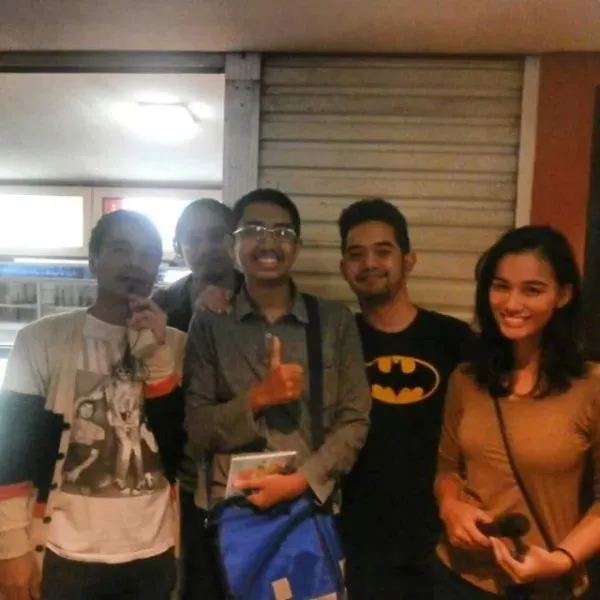 Begini Nih Kalau Pembaca Hipwee Diminta Pamer Foto Mereka Bareng Artis! 32