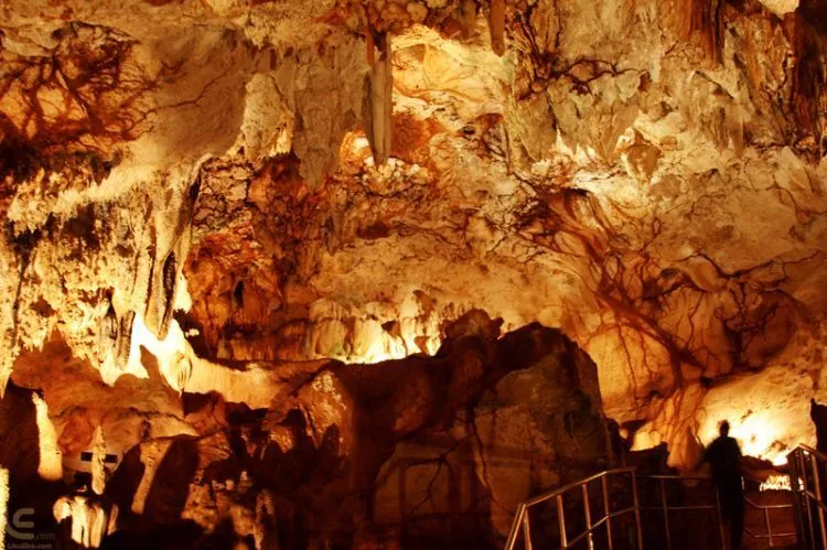 6 Destinasi Wisata Gua Paling Eksotis di Indonesia 11