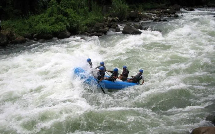 8 Lokasi Arung Jeram Paling Menantang di Indonesia 10