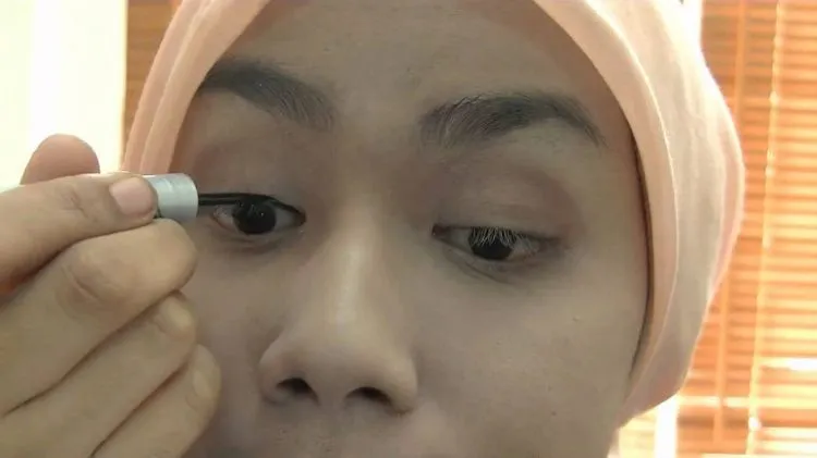11 Langkah Makeup Simpel, Tampil Cantik Saat Kuliah 20