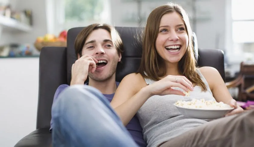 9 Alasan Kenapa Cowok Humoris Bisa Jadi Pacar yang Baik 17