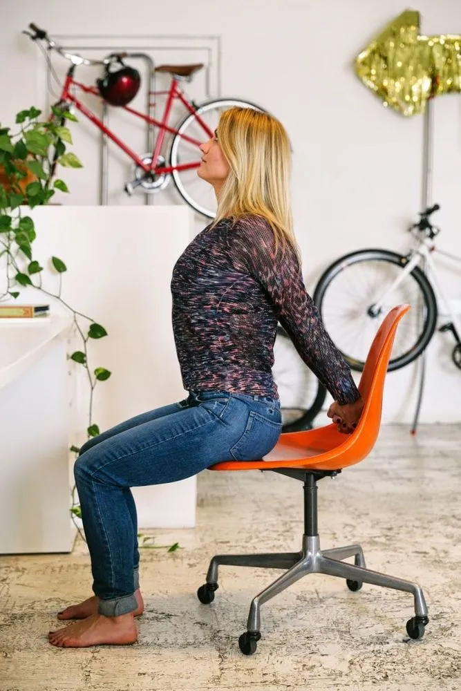 12 Gerakan Stretching Mudah yang Bisa Kamu Lakukan 15