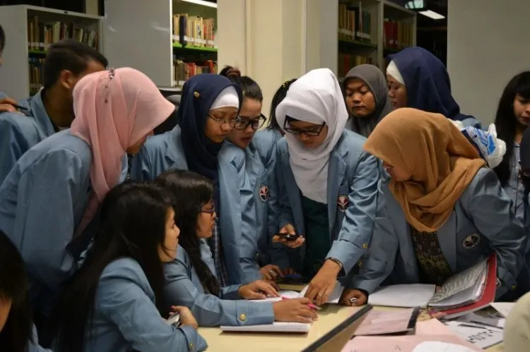 Alasan Kenapa Mahasiswa Jurusan Sastra Bisa Jadi Pacar yang Istimewa 18