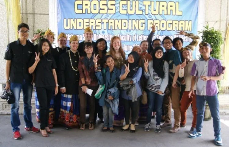 Alasan Kenapa Mahasiswa Jurusan Sastra Bisa Jadi Pacar yang Istimewa 27