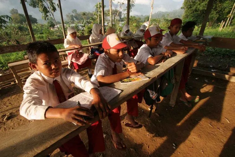 Karena Kita Semua Pernah Menggambar Dua Gunung dengan Sawah dan Matahari: Bagaimana Sekolah Membunuh Bakat Kreatif Kita 9