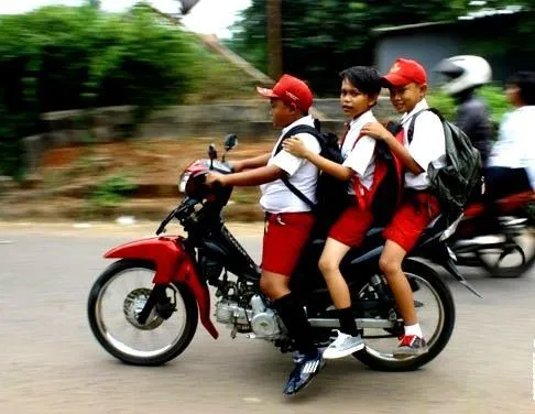 Saat Kita Ugal-Ugalan Naik Motor, yang Jadi Tumbalnya Adalah Anak-Anak Kita 4