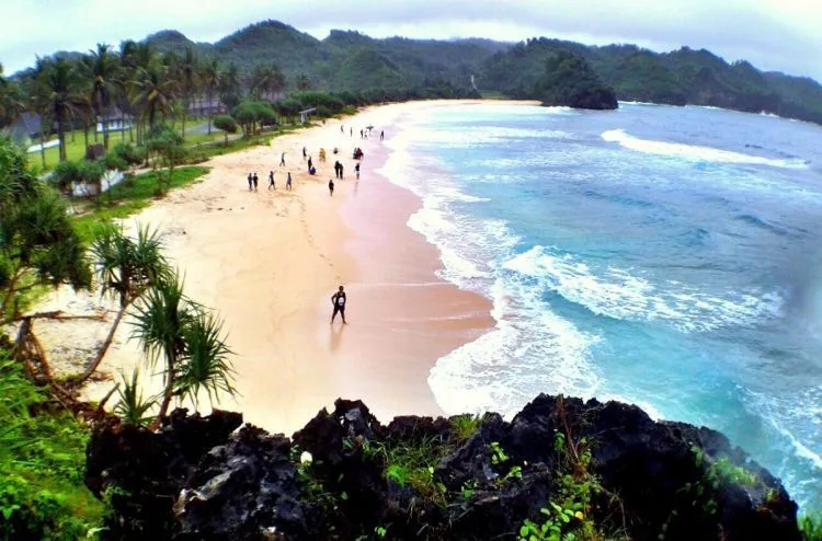 Daftar Pantai di Jawa Timur, Nggak Kalah Indah dengan Pantai di Wilayah Lain 23
