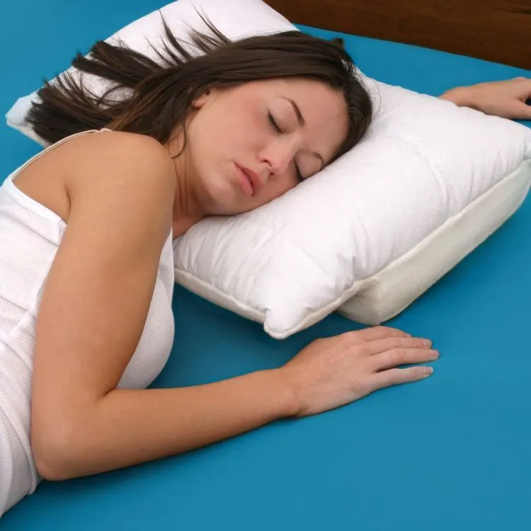 9 Posisi Tidur yang Bisa Membuatmu Terlelap Nyaman dan Bangun Dengan Lebih Segar 14