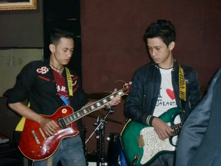 Seluk-Beluk Percintaan yang Hanya Dipahami Oleh Pacar Anak Band 19