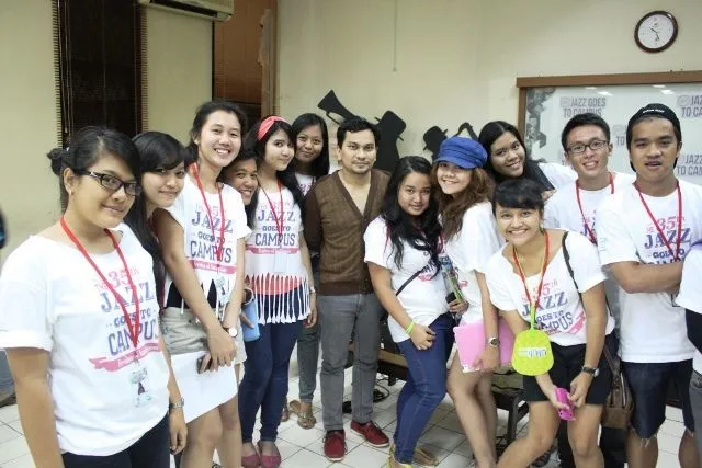 Normcore: Cara Tampil Gaya Dengan Celana Training atau Kaos Panitia 16