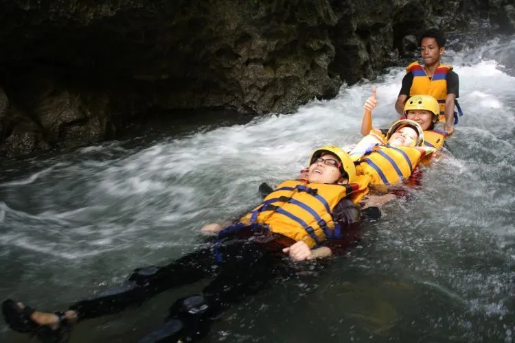 Jalan-Jalan ke Green Canyon, Pangandaran, dan Batu Karas dengan 800 Ribuan 16