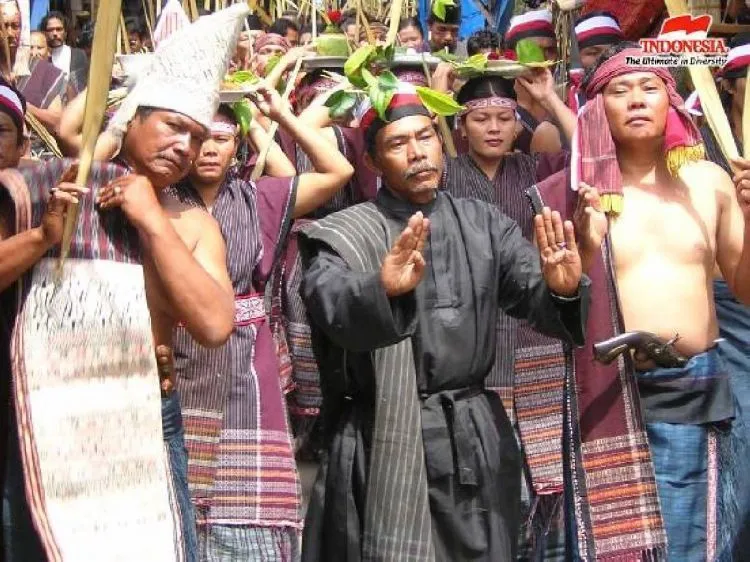 10 Adat Masyarakat yang Haram Kamu Langgar, Kalau Enggan Disebut 'Tak Sopan' 14