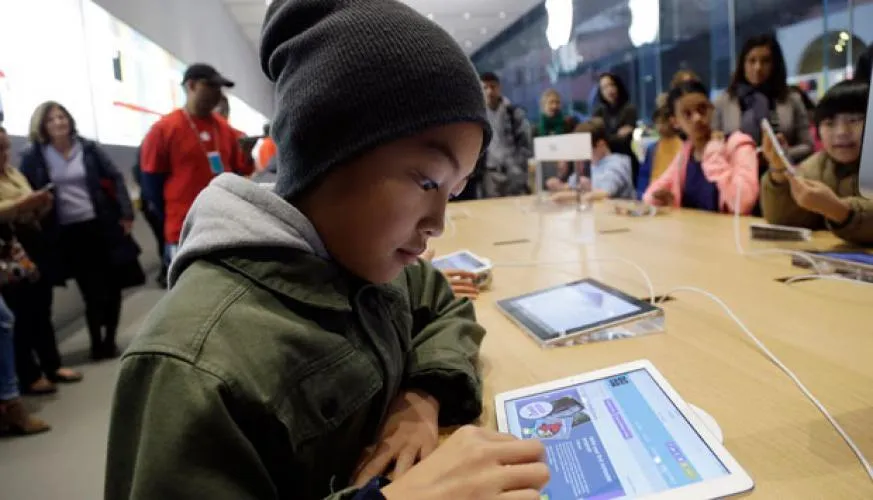 Saat Anak Atau Adikmu Main iPad, Anak-Anak Bos Google dan Apple Asyik Main Tanah di Sekolah