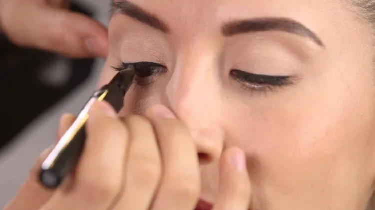Tips dan Trik Memakai Eyeliner Dalam Kurang Dari 3 Menit 23