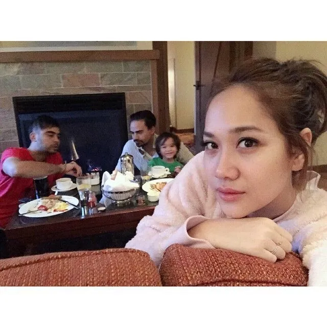 Foto-foto Seru Keseharian Selebriti Indonesia yang Membuktikan Bahwa Mereka Juga Manusia Biasa 34