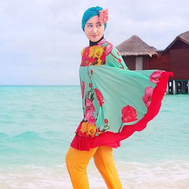 Gaya Cantik untuk Vakansi ke Pantai Tanpa Perlu Tampil Seksi Pakai Bikini 17