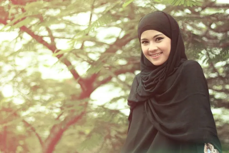 Kata Cowok: Cewek Berjilbab Memang Terlihat Berbeda. Karena.... 14